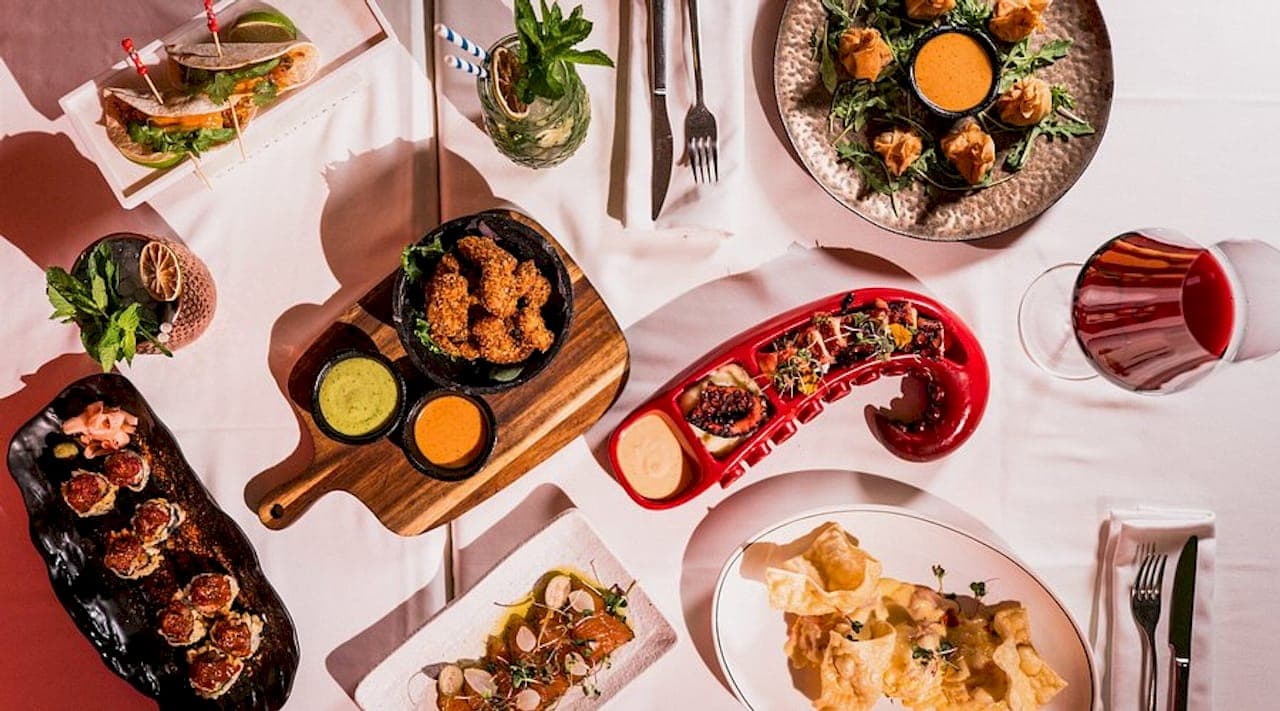 Plan an international cuisine dinner in Malaga